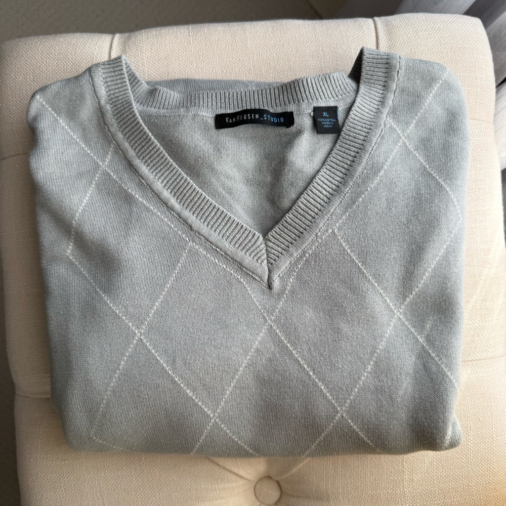 Van Heusen Men's Light Gray V-Neck Sweater